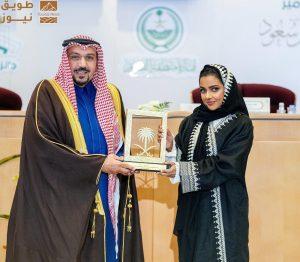 Read more about the article امير القصيم يتوج نجلاء جان بجائزة صناع المحتوى للاعلام السياحي
