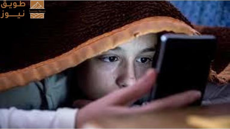 You are currently viewing تحذيرٌ لمستخدمي آيفون وأندرويد.. “الوضع الداكن” يستنزف البطاريات!