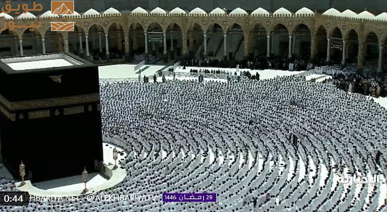 You are currently viewing “كأنهم بنيان مرصوص”.. مشهدٌ مهيبٌ للمعتمرين أثناء أداء صلاة الظهر في المسجد الحرام