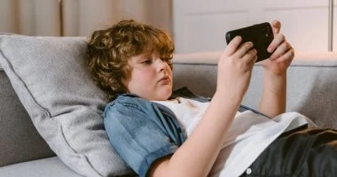 You are currently viewing نبراسكا تعتمد قانونًا يهدف إلى الحد من وقت الأطفال على الإنترنت