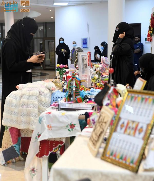 You are currently viewing معرض “فنون تحكي قصص” يواصل فعالياته في المدينة المنورة