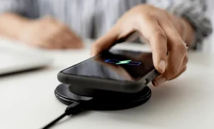 Read more about the article أسرع بنسبة 66%.. الشحن اللاسلكي Qi2 25W قادم للآيفون وبعض هواتف الأندرويد