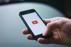 Read more about the article يوتيوب يضيف تقنية مبتكرة لحماية الأطفال من المحتوى غير اللائق