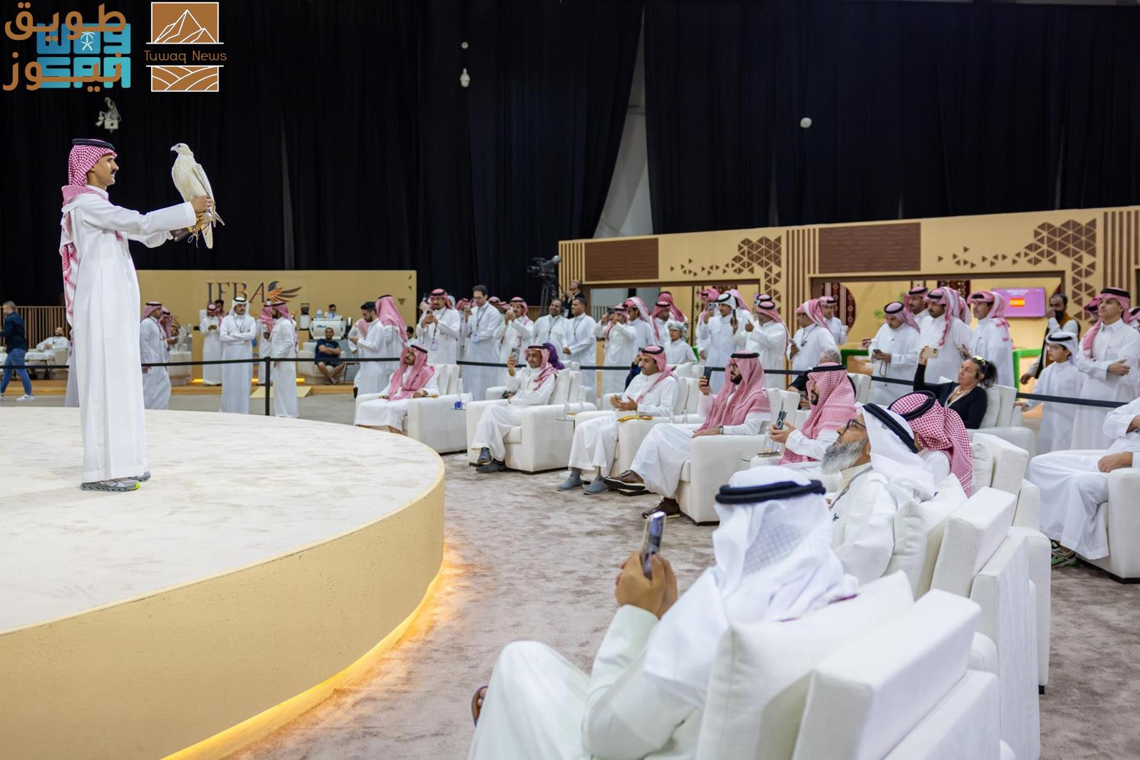 You are currently viewing بيع أغلى صقر في المزاد الدولي لمزارع إنتاج الصقور 2025 بـ 1.2 مليون ريال