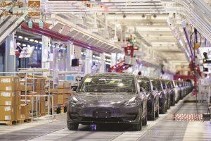 Read more about the article تراجع نمو مبيعات السيارات الكهربائية عالميا إلى 21%