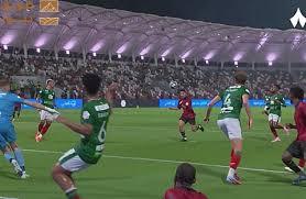 You are currently viewing من قميص لايناسب جسده النحيل إلى هدف عريض.. قصة “جون” مع الخلود السعودي يرويها أمريكي