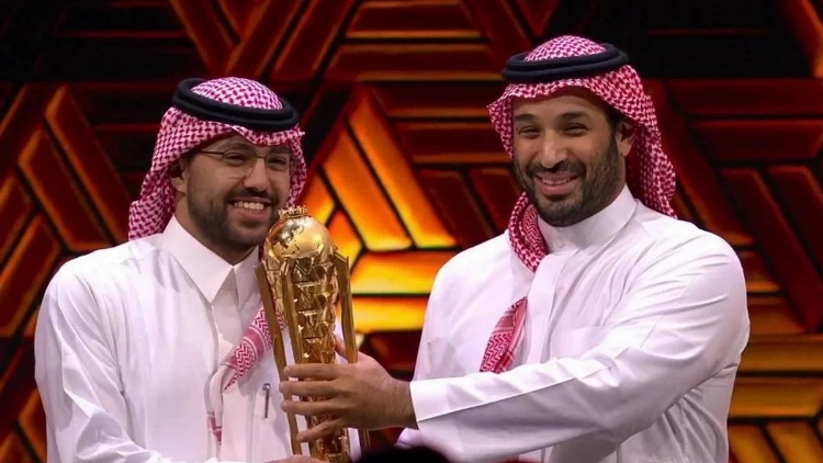 You are currently viewing ولي العهد يتوج «فالكونز» بكأس العالم للرياضات الإلكترونية