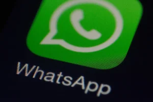 Read more about the article واتساب يضيف ميزة الحماية من الاحتيال ويتعاون مع ChatGPT