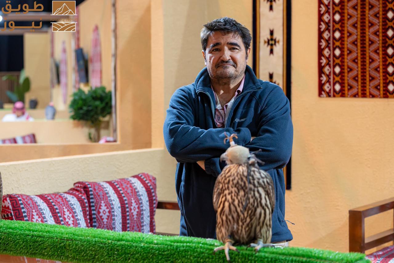 You are currently viewing بيرناردو الإسباني يشيد بالمستوى العالمي للمزاد بعد بيع جميع صقوره