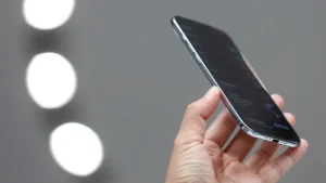 Read more about the article أنحف آيفون في التاريخ.. هل ينجو آيفون إير من اختبار الانحناء القاسي؟