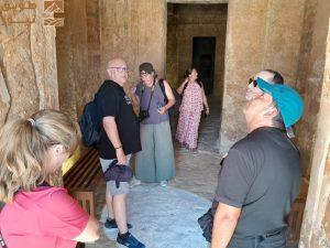 Read more about the article مصر…  توافد أفواج سياحية من جنسيات متعددة لزيارة المناطق الأثرية فى المنيا مع بداية الموسم الجديد