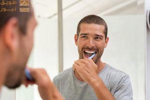 Read more about the article من التنظيف بقوة إلى الفرشاة القديمة.. خبراء يحذرون من 5 أخطاء شائعة عند تنظيف الأسنان