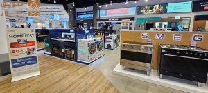 Read more about the article الكاتبة سيلينا السعيد تشارك في معرض الشارقة الدولي للكتاب بروايتها “خيمة، خبز، وبطانية”