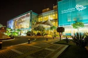 Read more about the article «السياحة»: مضاعفة غرامة المرافق السياحية العاملة دون ترخيص إلى 250 ألف ريال