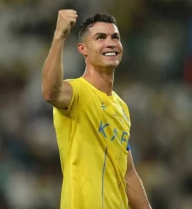 Read more about the article رونالدو يحلّق نحو الـ 1000 بهدفه الـ 950