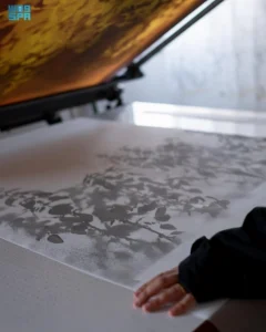 Read more about the article توظف تقنية الطباعة بالشاشة الحريرية.. فنانة سعودية تشارك في بينالي تايبيه