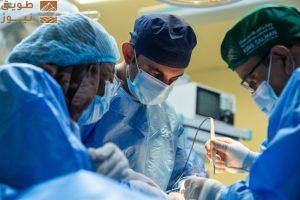 Read more about the article جراحة نادرة تمتد 15 ساعة تنقذ خمسينيًا من ورم معقّد في القولون بمكة