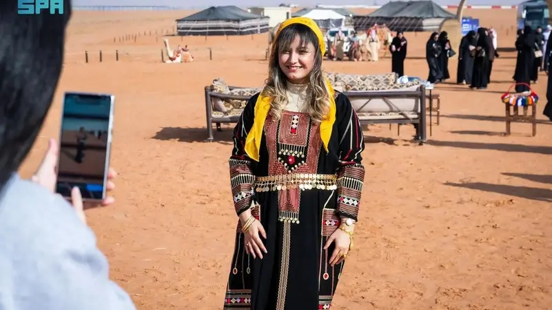 Read more about the article “100 سائح أجنبي” يوثقون حضورهم مهرجان الملك عبد العزيز للإبل