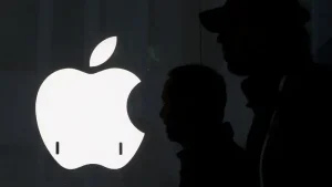 Read more about the article “أبل” تعلن نهاية عصر تقنية شهيرة في هواتف آيفون 18