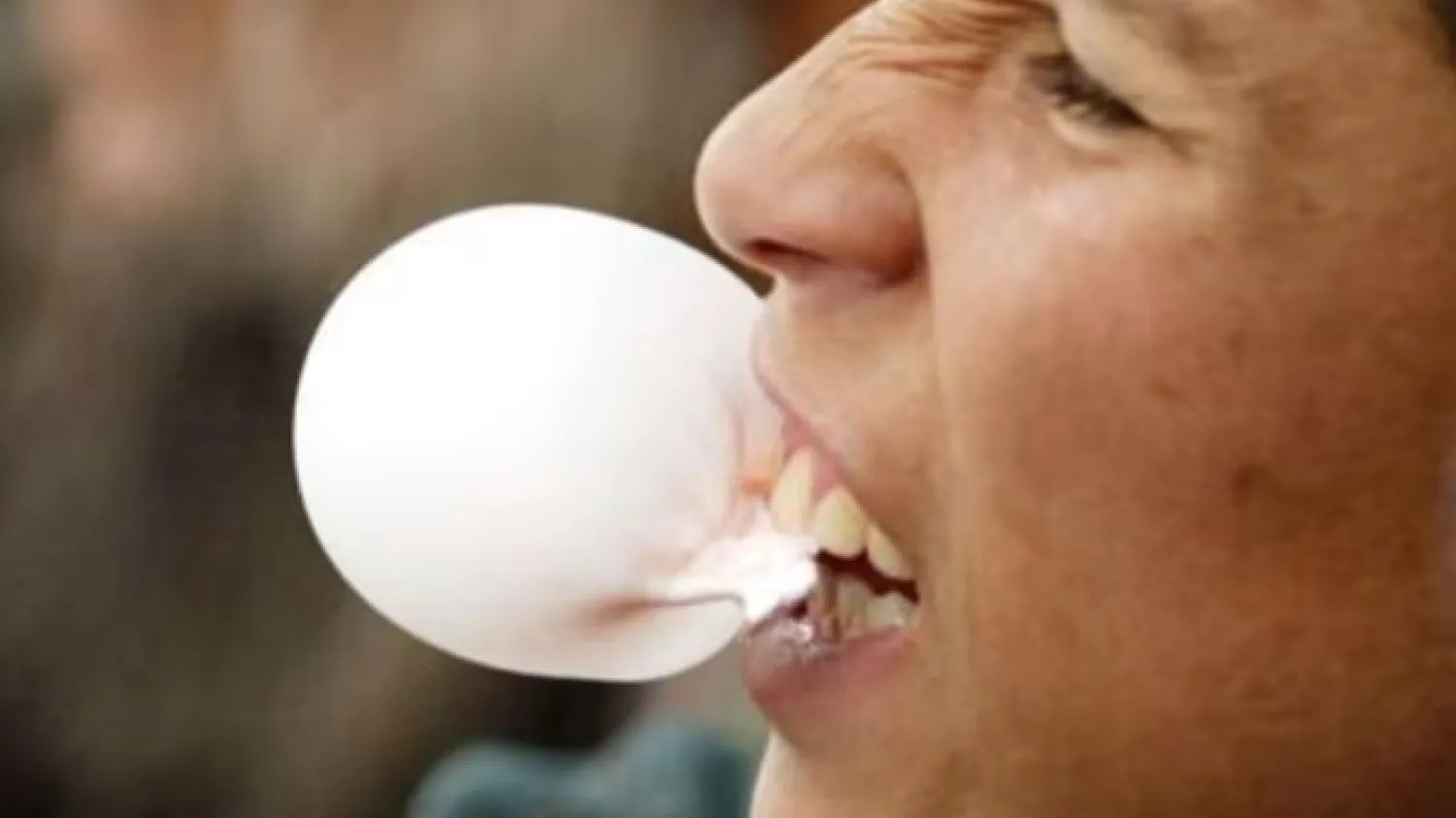 You are currently viewing مضغ العلكة قد يساعد على التركيز وتخفيف التوتر