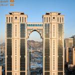 مكة المكرمة، المملكة العربية السعودية - يناير 2026: مع إشراقة العام الجديد وتوافد ضيوف الرحمن لأداء مناسك العمرة، يقدّم فندق العنوان جبل عمر مكة تجربة ضيافة استثنائية ترتكز في جوهرها على تلبية التطلعات الروحية للمعتمرين. فمن خلال موقعه الاستراتيجي الذي لا يبعد سوى خطوات معدودة عن المسجد الحرام، صُمِّمت خدمات الفندق ومرافقه لتتناغم بدقة مع إيقاع العبادة اليومي، حيث تندمج مواقيت الصلاة وساعات الصيام وفترات الراحة في تدفّق واحد يضمن للضيف السكينة التامة. ويولي الفندق اهتمامًا بكل تفصيل لتمكين المعتمرين من التفرّغ التام للذكر والدعاء، عبر بيئة تراعي احتياجاتهم البدنية وتمنحهم ملاذًا هادئًا يجمع بين القرب من الكعبة المشرفة والراحة الفائقة. ويُعد المصلّى المعلّق أحد أبرز معالم فندق العنوان جبل عمر مكة، إذ يوفّر إطلالات بانورامية فريدة على الكعبة المشرفة والمسجد الحرام ومدينة مكة المكرمة. ويقع المصلّى على جسر علوي يربط بين الطابقين السادس والثلاثين والثامن والثلاثين في برجي الفندق، ويتّسع لما يصل إلى 520 مصلّيًا. وقد أدرجت موسوعة غينيس للأرقام القياسية المصلّى بوصفه أعلى مصلّى معلّق في العالم يطل مباشرة على الكعبة المشرفة. ويوفّر هذا الفضاء الروحاني للضيوف لحظات نادرة من السكون والتأمل بعيدًا عن الازدحام، مع الحفاظ على اتصال بصري مباشر بالحرم المكي الشريف. كما يحظى المعتمرون بخصوصية الوصول السلس عبر ممر مشاة مخصّص يربط الفندق مباشرة بساحات المسجد الحرام، مما يضمن لهم تنقلًا آمنًا ومريحًا على مدار الساعة. وقد جرى تصميم هذا المسار بعناية ليتناسب مع احتياجات جميع الفئات العمرية، معزَّزًا بمجموعة مختارة من المقاهي والمطاعم التي تقدم وجبات خفيفة ومغذّية من المطبخَين السعودي والحجازي. وتتميَّز هذه الخدمات بكونها متناغمة تمامًا مع مواعيد الصلاة وجداول الصيام، مما يتيح للضيوف التزوّد بالطاقة وتجديد نشاطهم دون انقطاع عن أجوائهم الإيمانية أو الإخلال بانسيابية عباداتهم. ومع استمرار موسم العمرة حتى مطلع عام 2026، يواصل فندق العنوان جبل عمر مكة دوره كقاعدة موثوقة للمعتمرين الباحثين عن إقامة تحترم قدسية رحلتهم وتدعمها بعناية ووضوح وطمأنينة.