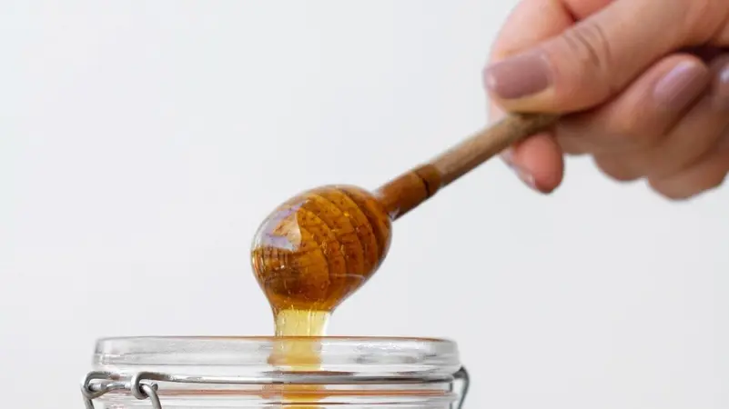 You are currently viewing 8 فوائد مذهلة لتناول ملعقة عسل صباحيًا.. لن تصدق تأثيرها!
