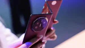 Read more about the article “هواوي” تسير على خطى “أبل” و”سامسونغ” بتصميم الطي العريض