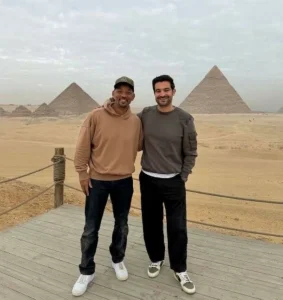 Read more about the article ويل سميث يتجول في أهرامات الجيزة ويلتقط صوراً تذكارية