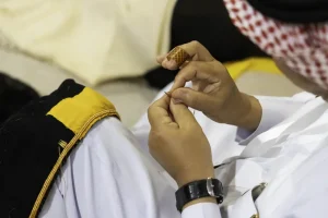 Read more about the article “البشت الحساوي” يعود بالأحساء احتفاء بالتراث الوطني