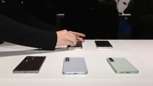 Read more about the article صور مُسربة تكشف ألوان وتصميم طرازات سلسلة Galaxy S26