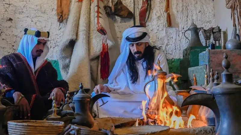 You are currently viewing الجُبّة الباحوية.. دفء الشتاء وهوية المكان تتراجع أمام حداثة الأزياء