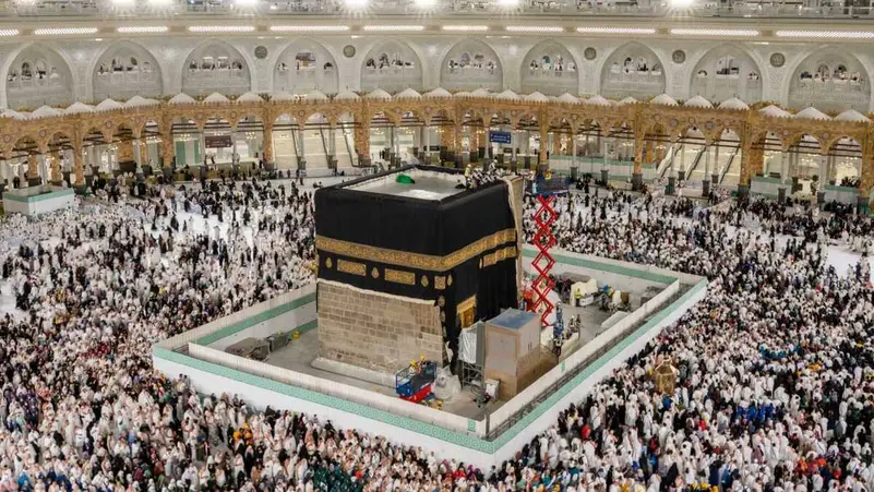 You are currently viewing بدء الصيانة الدورية للكعبة المشرفة للحفاظ على العناصر المعمارية