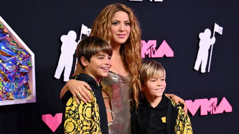 You are currently viewing لا هواتف وقيود على وسائل التواصل.. شاكيرا تكشف جانباً من تربية ابنيها