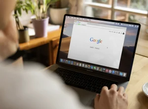 Read more about the article “جوجل” تعاقب المواقع التي تتلاعب بزر الرجوع