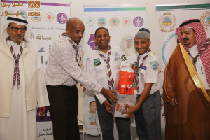 Read more about the article القائد الكشفي تركي بن قائد يسلم درع كشافة شباب مكة للبصراوي بالليث