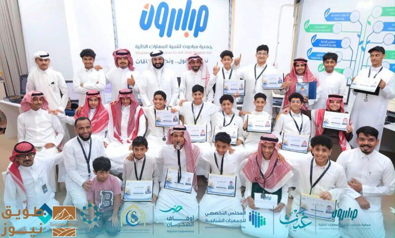 شاركت «مبادرون» في برنامج الأندية الصيفية على مستوى المملكة، عبر مسارين للشباب والفتيات، قدّمت خلالهما برامج وتجارب جمعت بين المهارة والقيم والترفيه والمبادرة
